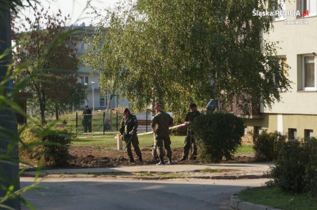 Pocisk artyleryjski na osiedlu w Zawierciu &ndash; fot. Policja