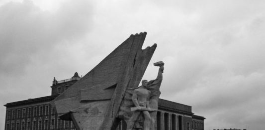 Pomnik Bohaterów Czerwonych Sztandarów – fot. AR