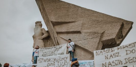 Walka o dąbrowski pomnik - fot. Bartek Kowal