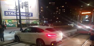 Kierowca BMW zawisł na torowisku – fot. Facebook/Spotted:Sosnowiec