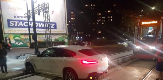 Kierowca BMW zawisł na torowisku – fot. Facebook/Spotted:Sosnowiec