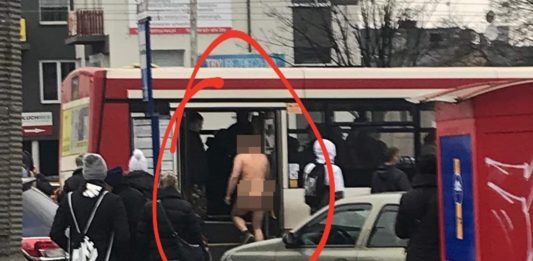 Nagi mężczyzna w autobusie – fot. Facebook/Dziwne Sytuacje w Dąbrowie Górniczej