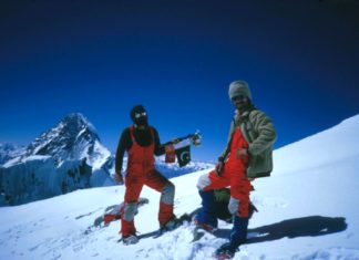 Janusz Majer i Walenty Fiut na Szczycie Broad Peak'a 1984, fot. Ryszard Pawłowski