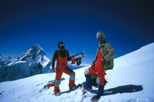 Janusz Majer i Walenty Fiut na Szczycie Broad Peak'a 1984, fot. Ryszard Pawłowski