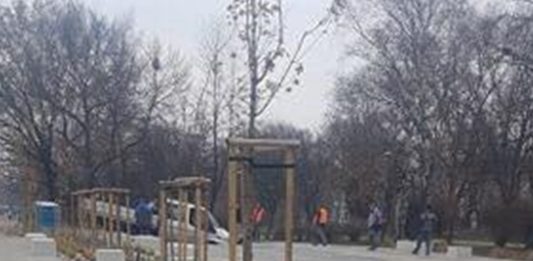 Samochód zapadł się w fontannie - fot. Dąbrowa Górnicza 112