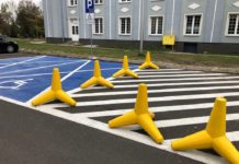 Żółte zapory na drodze – fot. UM Poręba