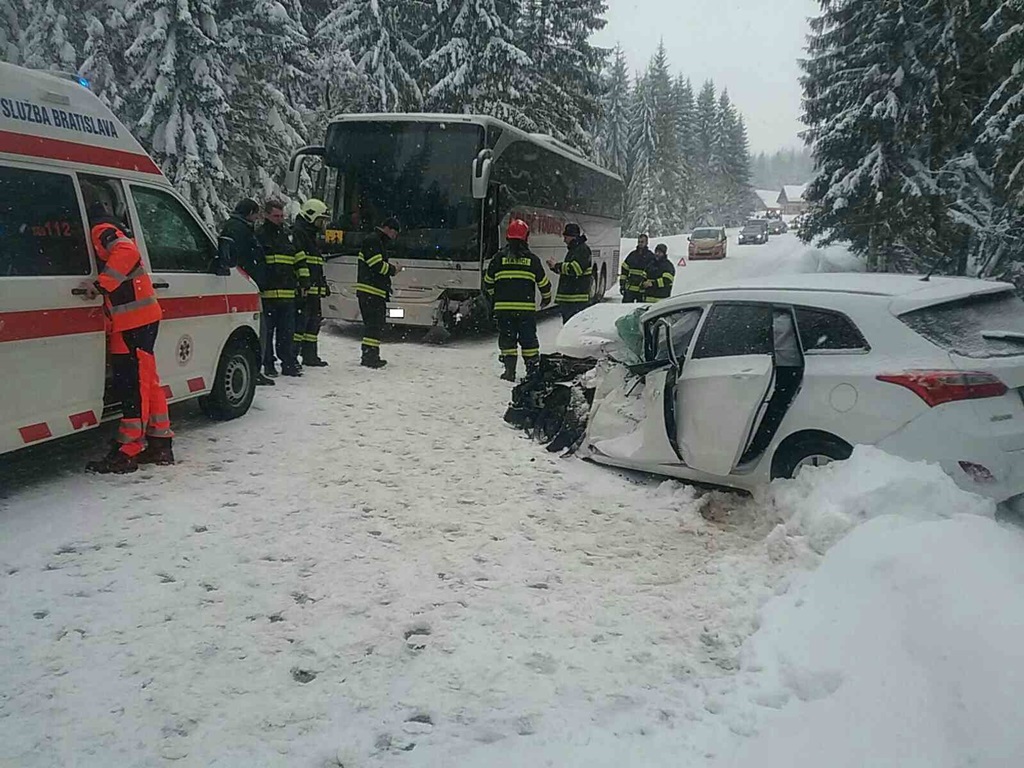 Wypadek polskiego autokaru na Słowacji - fot. Facebook/ @Prezídium Hasičského a záchranného zboru