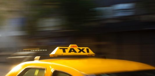 Taksówka zamiast nocnego autobusu – fot. Pexels