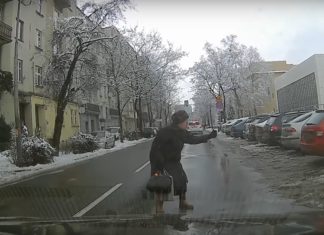 Pomocna starsza pani - fot. YouTube