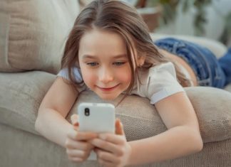 Telefon dla dziecka - fot. Fotolia
