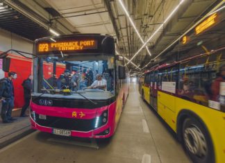 Metropolitalne autobusy na lotnisko - fot. Wojciech Mateusiak
