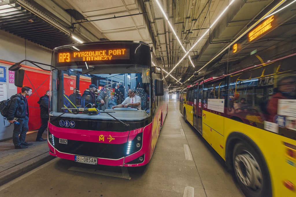 Metropolitalne autobusy na lotnisko - fot. Wojciech Mateusiak