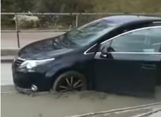 Auto wjechało na remontowane torowisko - fot. YouTube