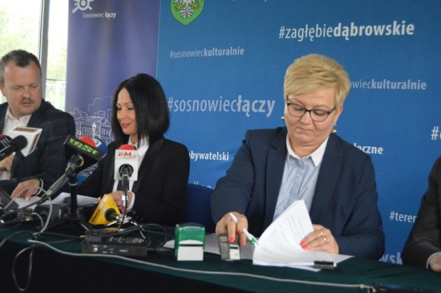 Podpisanie umowy na budowę stadionu piłkarskiego w Sosnowcu – fot. MZ