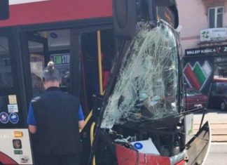 Autobus zderzył się z ciężarówką - fot. Facebook/ @Sosnowiec998