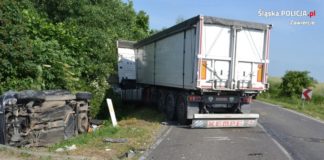 Zderzenie osobówki z ciężarówką - fot. KPP w Zawierciu