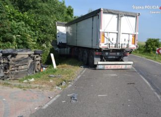 Zderzenie osobówki z ciężarówką - fot. KPP w Zawierciu