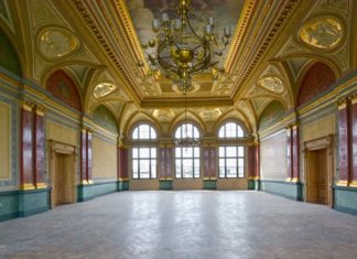 Odrestaurowana aula Szkoły Realnej - fot. Opal Maksimum