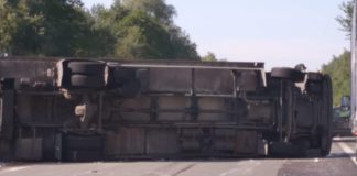 Ciężarówka wywróciła się na S1 w Sosnowcu - fot. RP