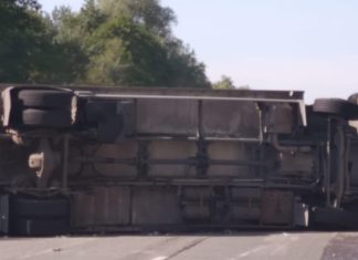 Ciężarówka wywróciła się na S1 w Sosnowcu - fot. RP