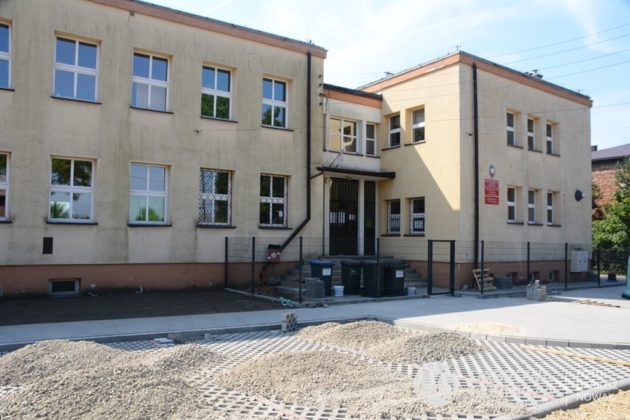 Prace końcowe przy remoncie szkoły w Błędowie - fot. Dariusz Nowak/UM Dąbrowa G&oacute;rnicza