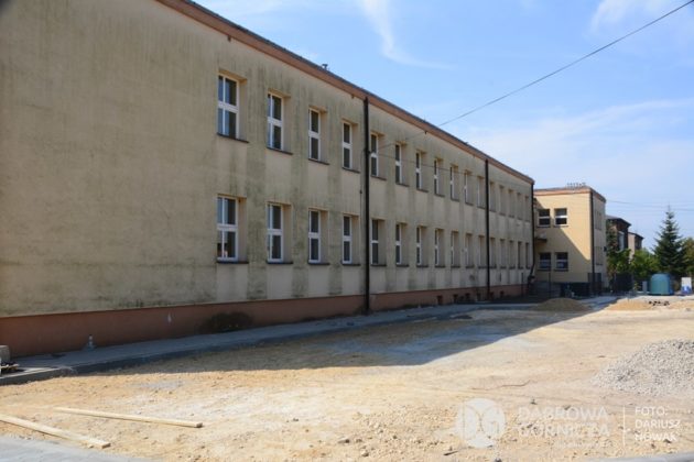 Prace końcowe przy remoncie szkoły w Błędowie - fot. Dariusz Nowak/UM Dąbrowa G&oacute;rnicza