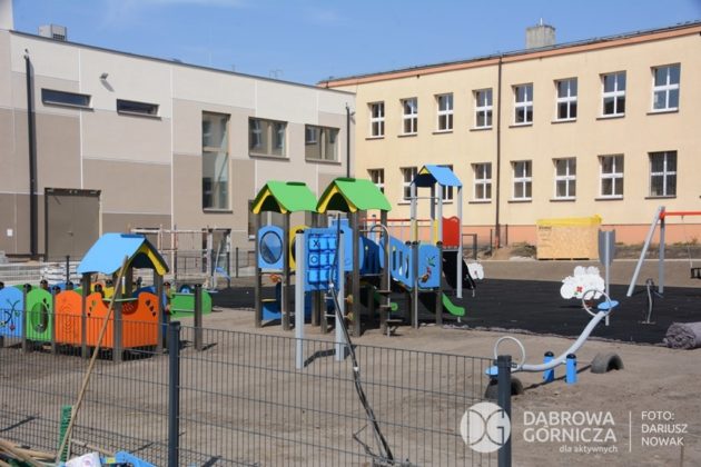 Prace końcowe przy remoncie szkoły w Błędowie - fot. Dariusz Nowak/UM Dąbrowa G&oacute;rnicza