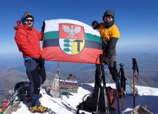 Dąbrowianie na szczycie najwyższej góry Europy - fot. Facebook Dąbrowa Górnicza