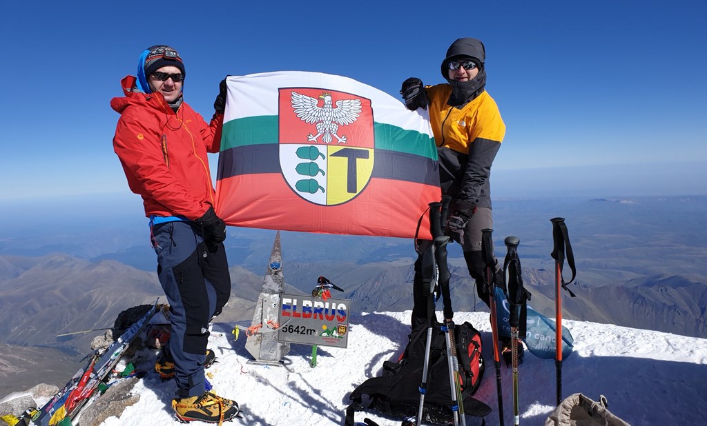 Dąbrowianie na szczycie najwyższej góry Europy - fot. Facebook Dąbrowa Górnicza