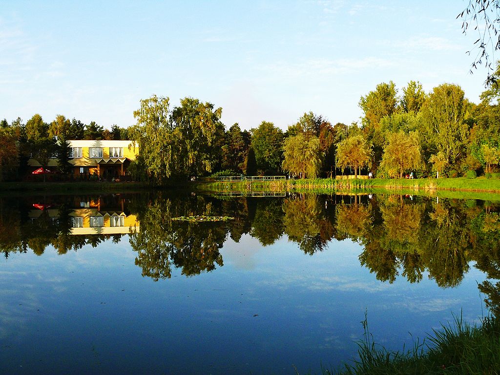 Park w Kazimierzu Górniczym - fot. Wikipedia