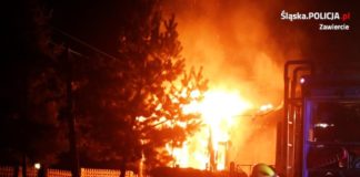 Policjanci uratowali kobietę z płonącego domu - fot. KPP w Zawierciu