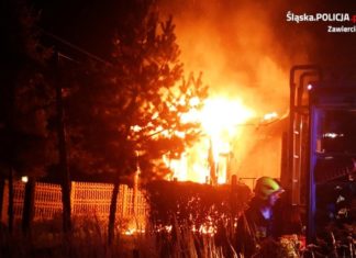 Policjanci uratowali kobietę z płonącego domu - fot. KPP w Zawierciu