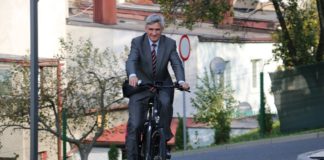 Burmistrz Czeladzi na rowerze elektrycznym – fot. UM Czeladź