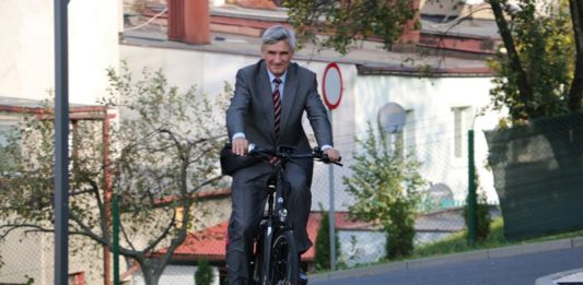Burmistrz Czeladzi na rowerze elektrycznym – fot. UM Czeladź