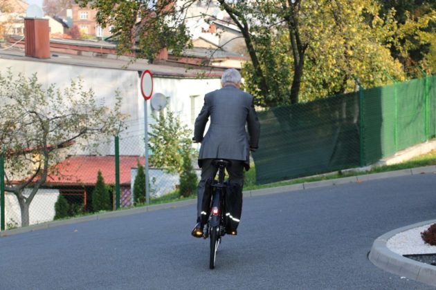 Burmistrz Czeladzi na rowerze elektrycznym – fot. UM Czeladź