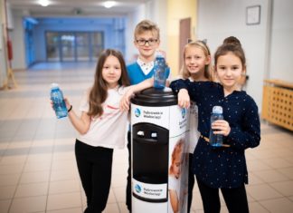 Uczniowie z Dąbrowy Górniczej piją wodę z kranu - fot. Dąbrowskie Wodociągi
