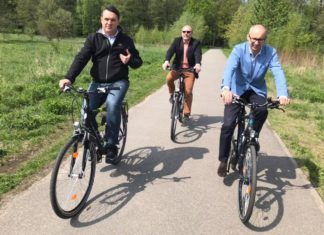 Marcin Bazylak na rowerze – fot. UM Dąbrowa Górnicza