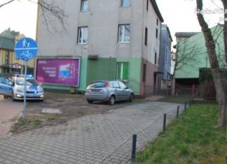 Pijany kierowca wjechał na chodnik - fot. KMP w Sosnowcu