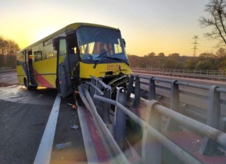 Autobus uderzył w bariery na DK78 - for. Facebook/ @Będzin112