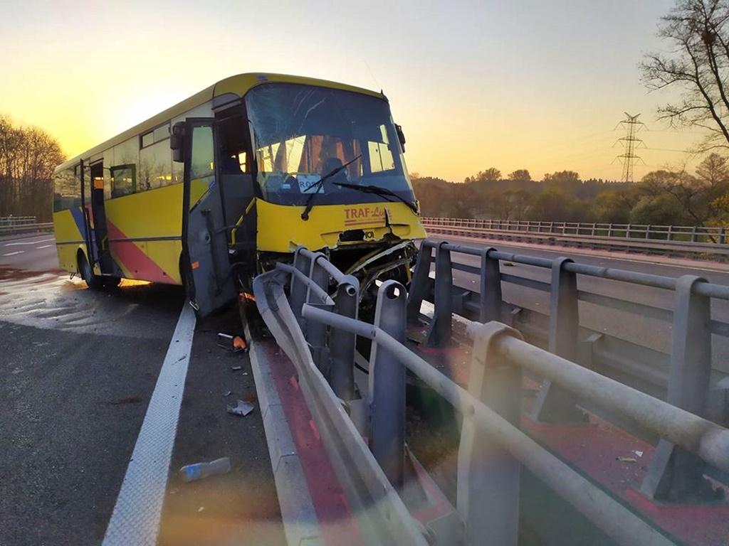 Autobus uderzył w bariery na DK78 - for. Facebook/ @Będzin112