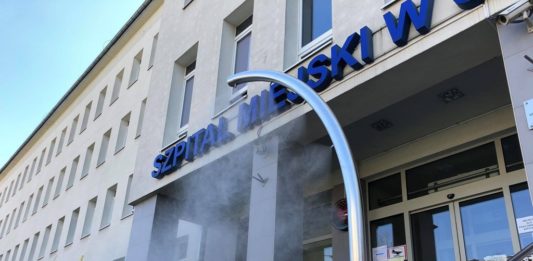 W Sosnowcu pojawiły się specjalne kurtyny do dezynfekcji – fot. UM Sosnowiec