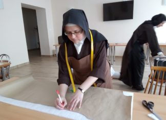 Karmelitanki z Sosnowca szyją fartuchy ochronne – fot. Teatr Zagłębia w Sosnowcu