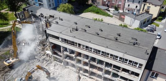 Wyburzanie dawnego biurowca Defum - fot. Studio DG