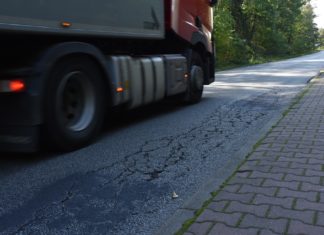 Ciężarówki przejeżdżające przez Sławków – fot. UM Sławków