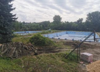 Trwa remont nieczynnego basenu w parku Grabek – fot. UM Czeladź