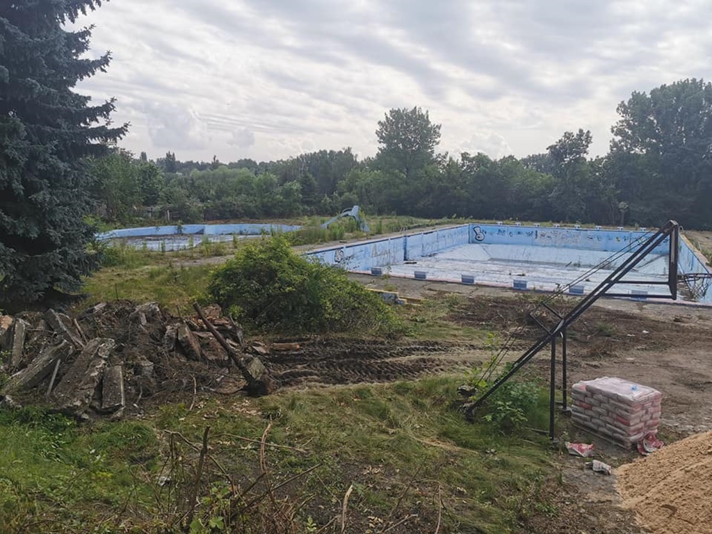 Trwa remont nieczynnego basenu w parku Grabek – fot. UM Czeladź