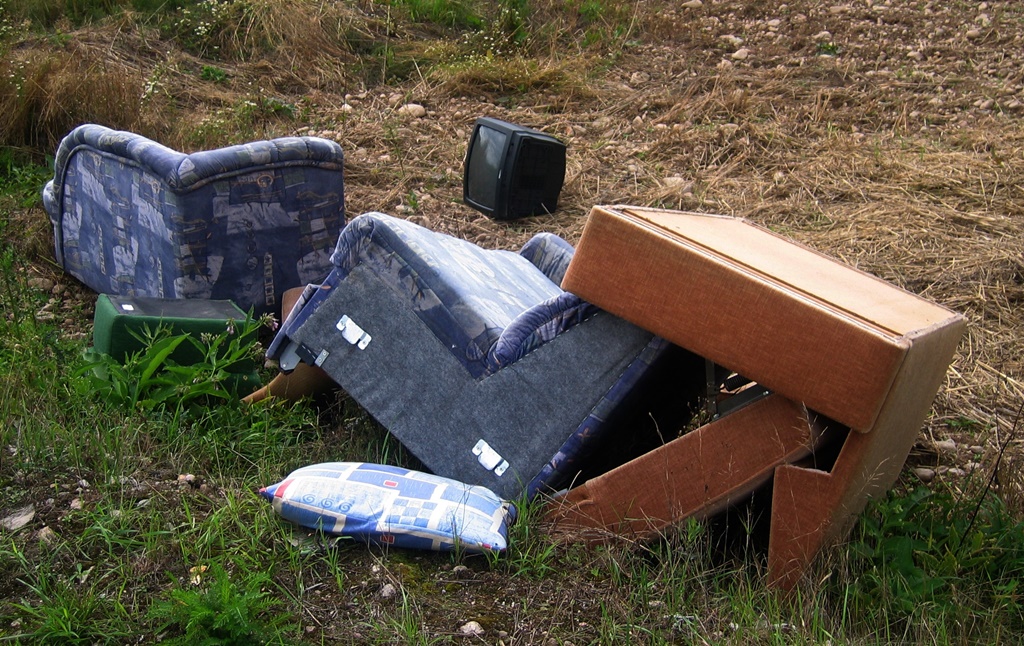 Nielegalne śmieci – fot. Pixabay