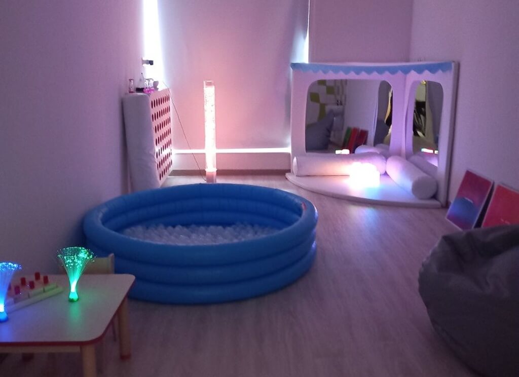 Biała sala relaksu w żłobku - fot. Gmina Psary sala, lampy, kolor, basen, pomieszczenie, relaks, zabawki