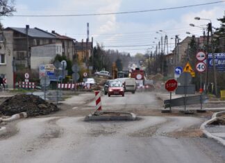 droga, jezdnia, ulica, chodnik, ogrodzenie, widok, miasto, remont, prace drogowe, samochód, znaki drogowe