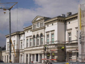 Budynek, dworzec, rusztowania
